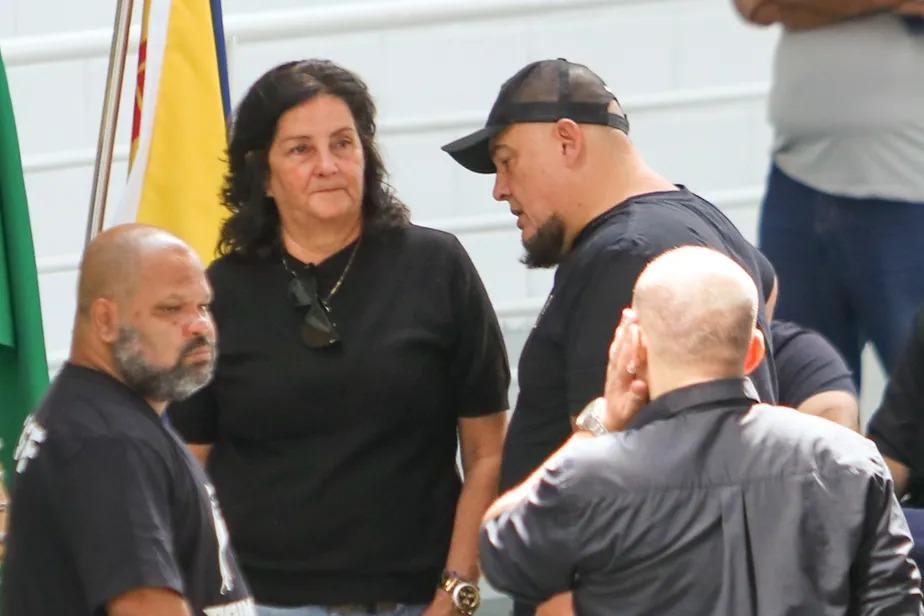 Mulher, filhos, companheiros do Raimundos e artistas vão ao velório de Canisso em Barueri