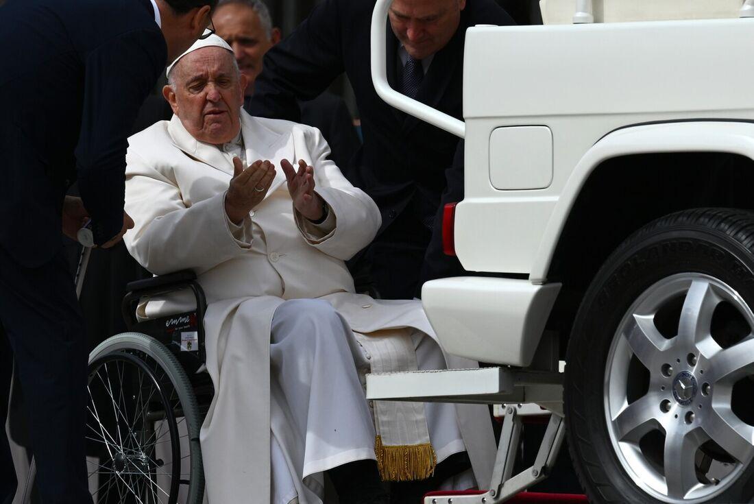 Papa Francisco tem melhora progressiva e trabalha do hospital, diz Vaticano