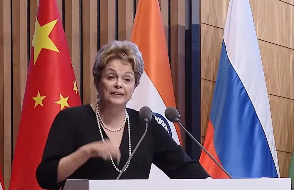 Dilma toma posse como presidente do banco dos Brics
