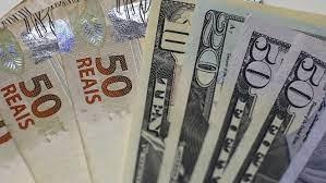 Dólar vai a R$ 5 e fecha no menor patamar desde junho de 2022: moeda deve seguir em baixa?