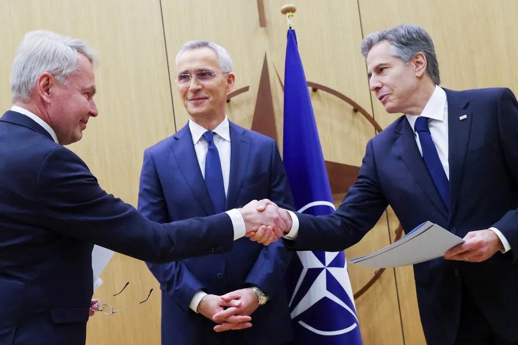 Finlândia entra formalmente na Otan, e Rússia promete retaliação