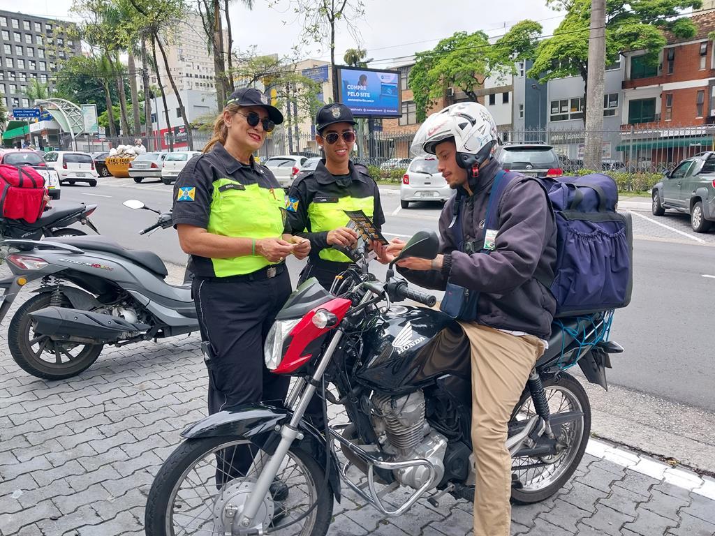 Semurb realiza ações e alerta motociclistas sobre infrações