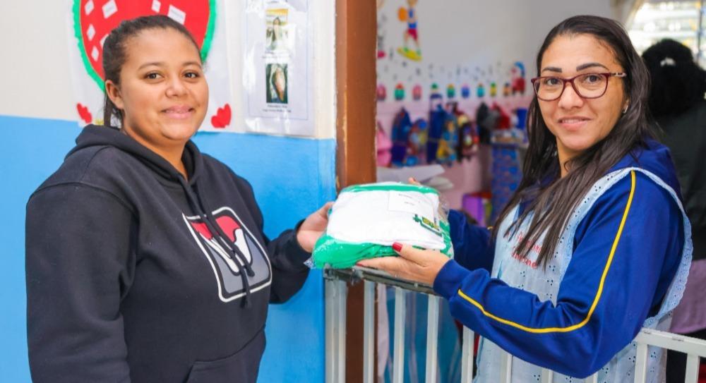 ALUNOS DA ASSOCIAÇÃO CRESCENDO CIDADÃ RECEBEM UNIFORME ESCOLAR
