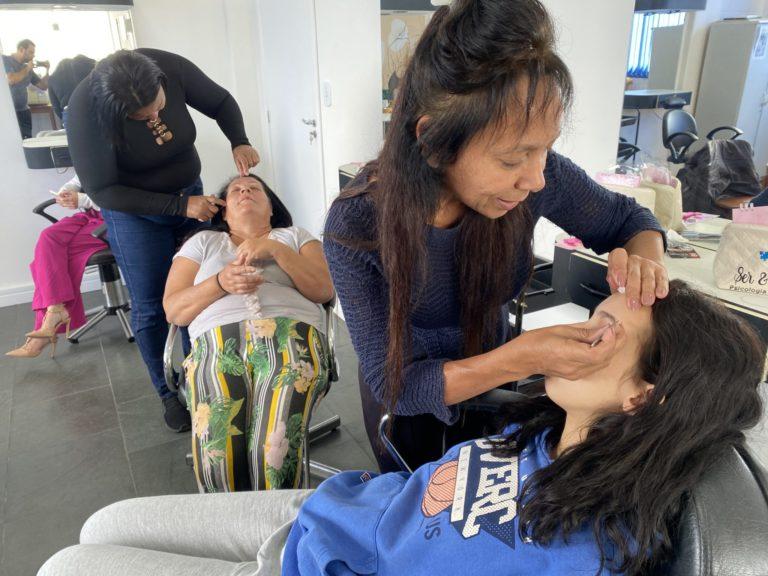 Fundo Social capacita mulheres na arte de Design de Sobrancelhas