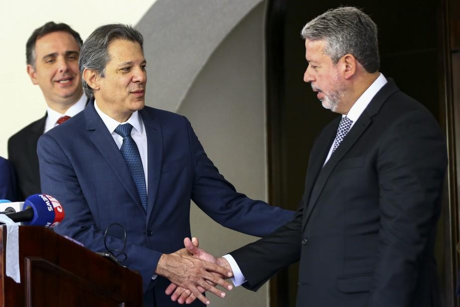 Mais flexível, Haddad vira articulador junto ao Centrão