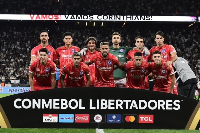 Queda de rendimento e desfalques: como Argentinos Juniors reencontra o Corinthians