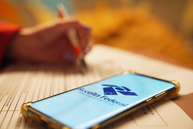 Quem recebe mais de dois salários mínimos passará a ganhar R$ 15,60 a mais a partir deste mês; entenda