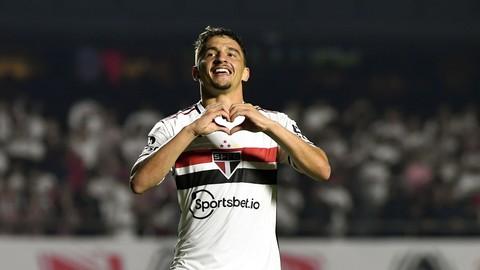 São Paulo marca no fim, vira contra o Goiás e sobe na classificação