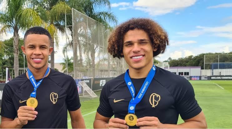 Pedro e Biro, vão formar o ataque do Timão ao lado de Guedes, contra o Cuiabá
