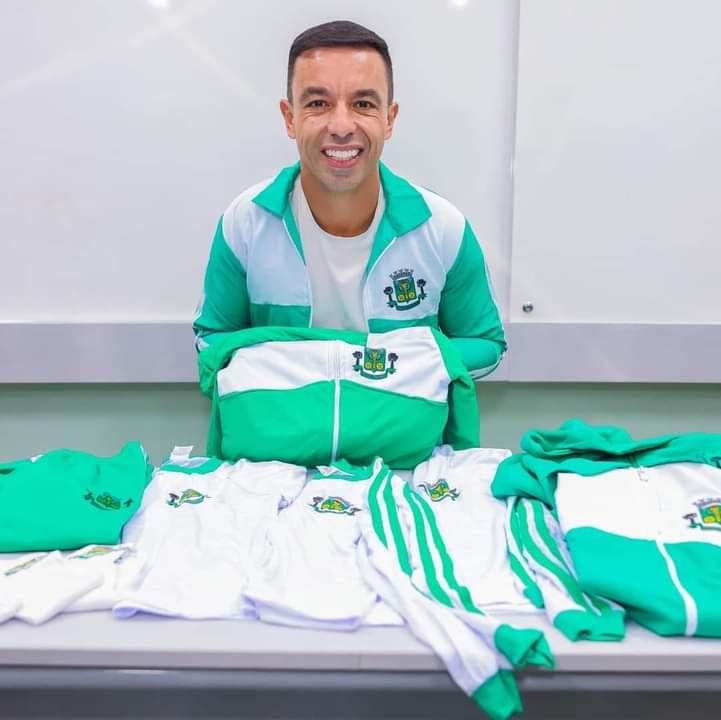 Rogério Lins anuncia entrega de uniformes de inverno pra rede municipal de educação