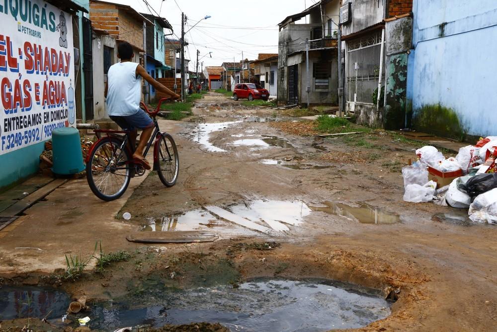33 milhões de brasileiros ainda vivem sem acesso à água tratada, e 93 milhões não têm acesso à coleta de esgoto