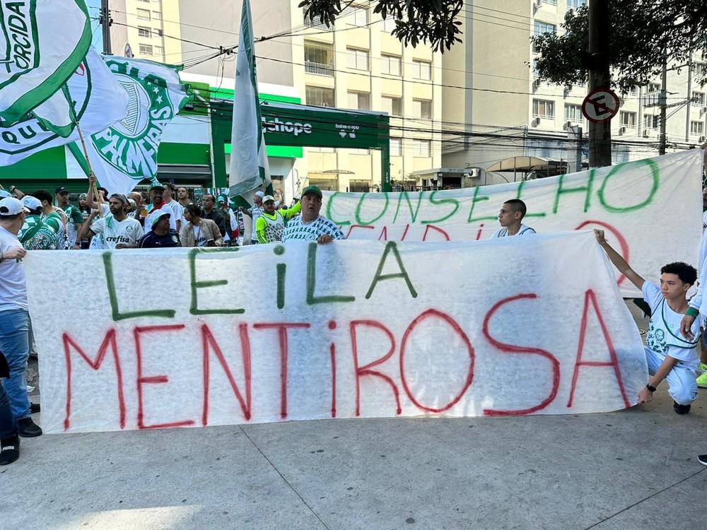 Com faixas e carro de som, torcida do Palmeiras protesta contra Leila Pereira: 
