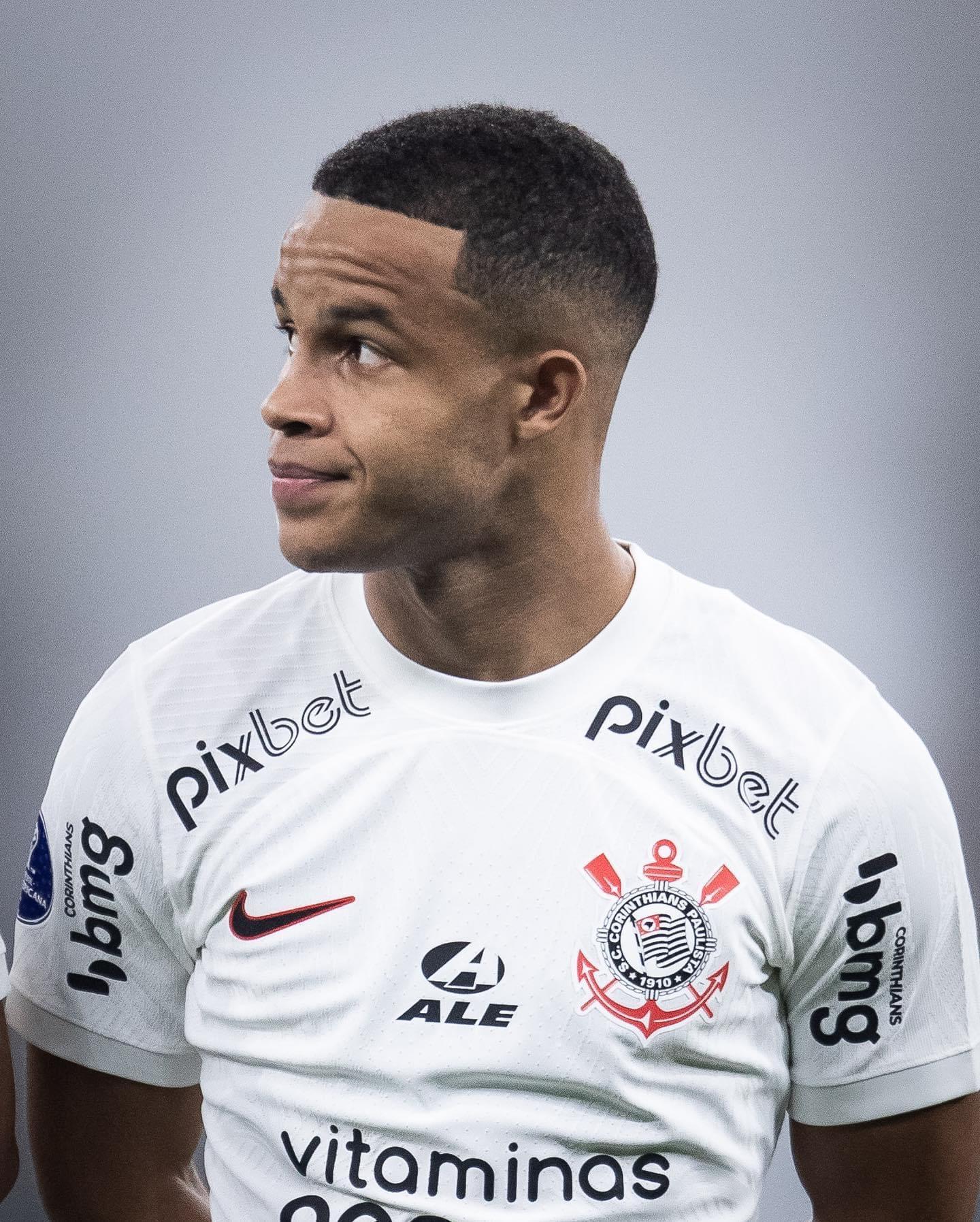 Corinthians x Universitario: Pedro deixa o jogo de maca após falta não marcada