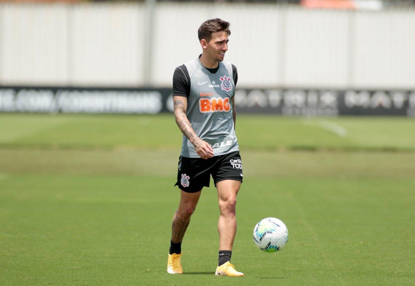 Gustavo Mosquito é assaltado na saída do CT do Corinthians e tem celular e aliança roubados