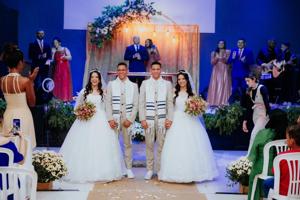 Irmãs gêmeas entram na igreja juntas para se casarem com irmãos também gêmeos: 'Foi lindo'