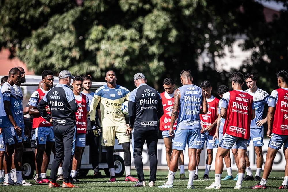 Santos vê melhora física do elenco, que corre mais nos treinos e reduz risco de novos afastamentos