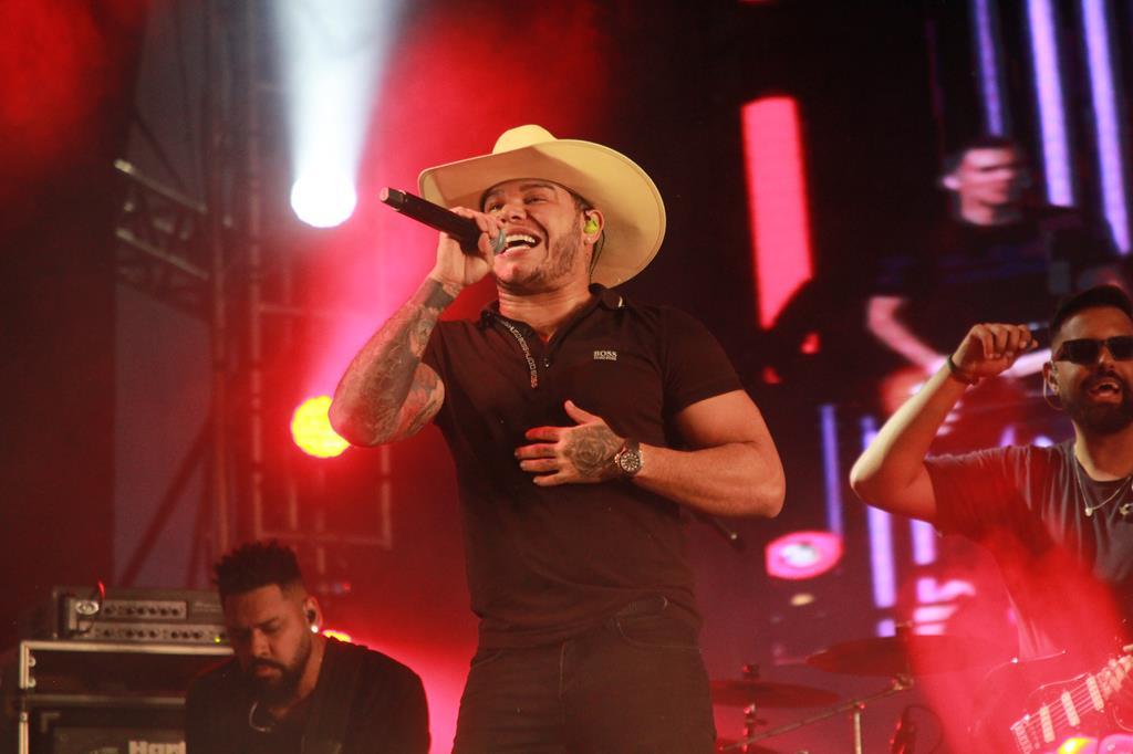 Tierry atrai 30 mil fãs em show inédito no Arraiá de Barueri