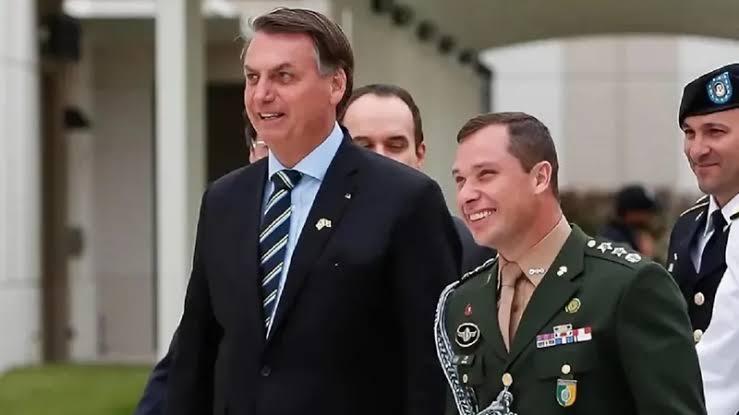 Mensagens no celular de Mauro Cid indicam que Jair Bolsonaro sabia da venda e do resgate das joias