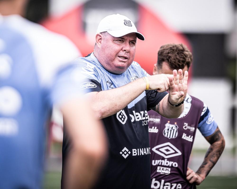 Marcelo Fernandes reintegra quarteto aos treinos do Santos
