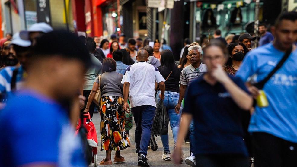 Brasil está cada vez mais feminino e envelhece mais rápido, mostra Censo