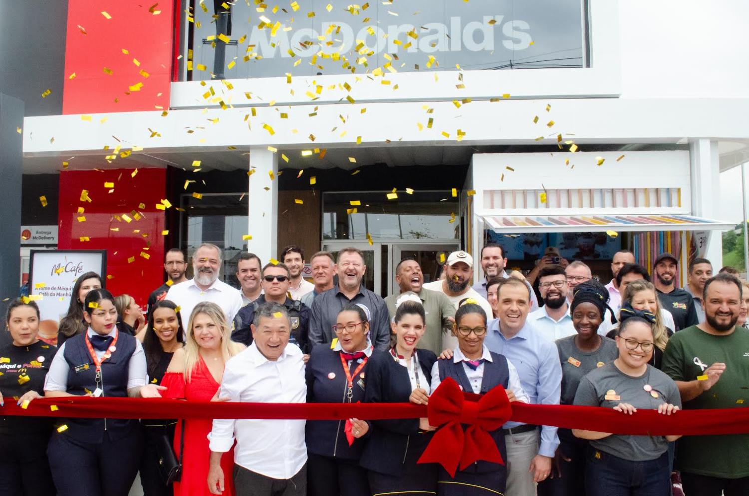 Doutor Sato prestigia inauguração histórica do McDonald's de Jandira, marcando um novo capítulo para a cidade