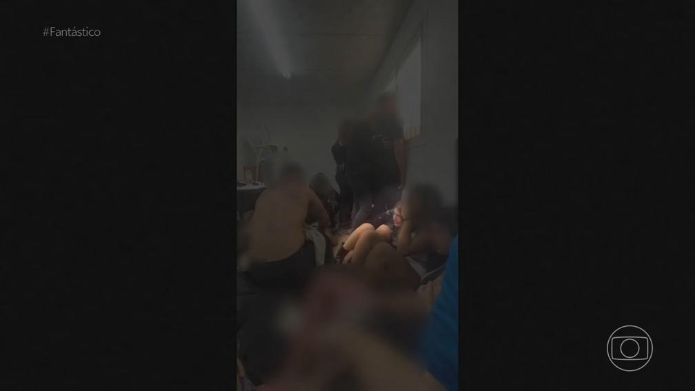 Imagem mostra Bruna Valeanu, morta em rave pelo Hamas, encolhida em bunker com outros jovens