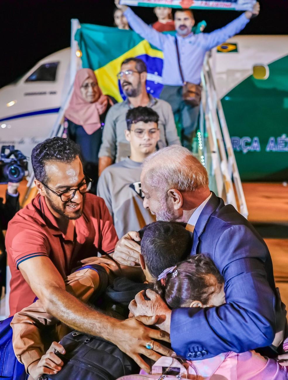 Grupo de brasileiros resgatados da Faixa de Gaza chega a Brasília