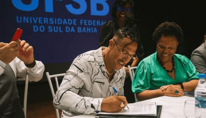Mano Brown homenageia mãe ao receber título de “Doutor Honoris Causa”