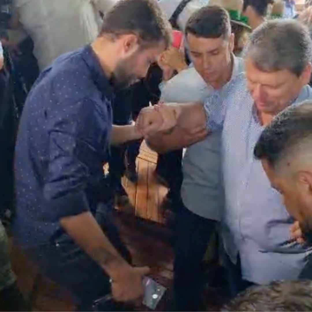 Piso cede durante entrevista do governador Tarcísio de Freitas em feira agropecuária no interior de SP