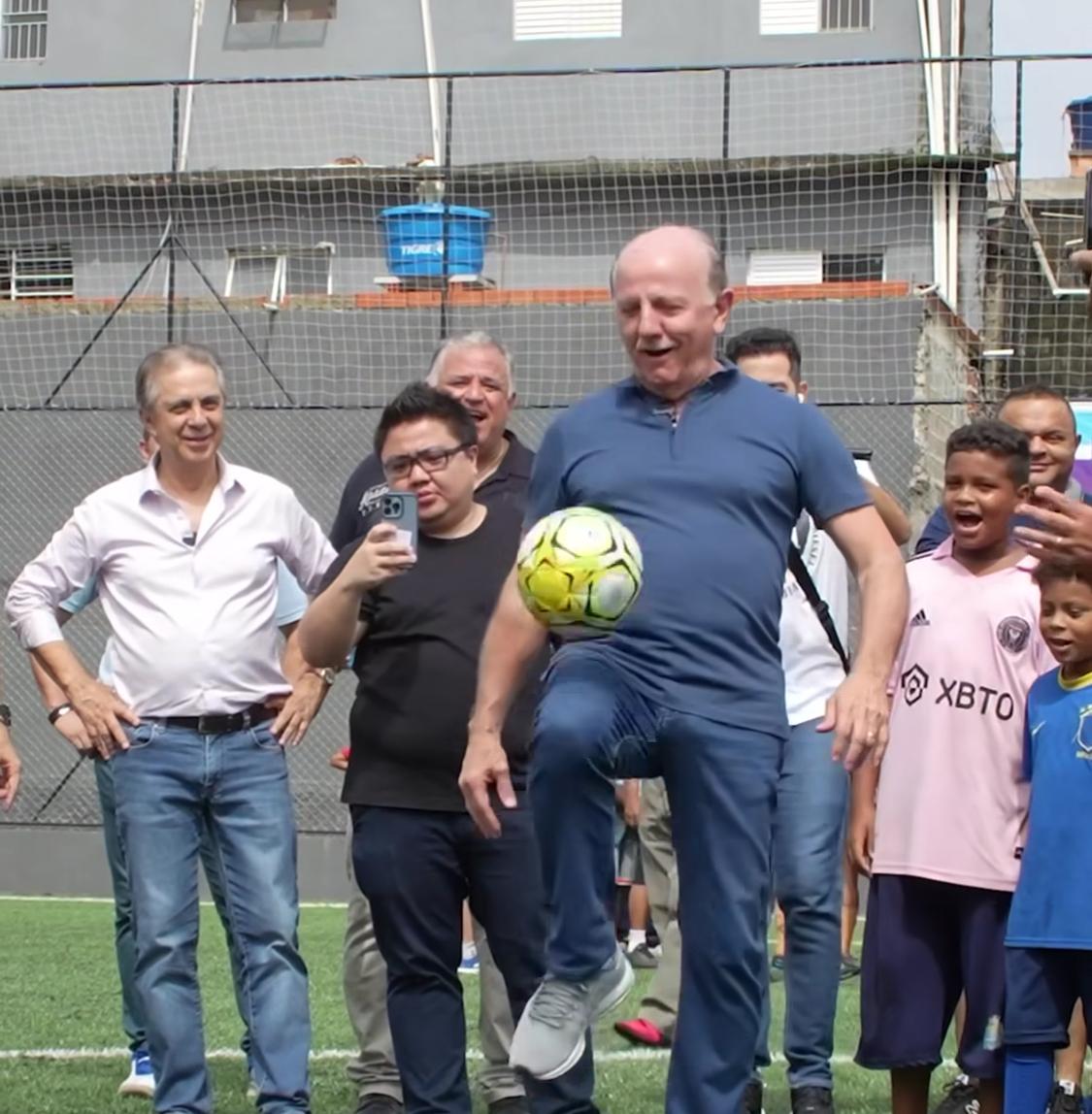 Com a presença de mais de 500 pessoas o Prefeito Furlan e seu Vice Piteri inauguraram o Campo da Rua Jambeiro no Viana