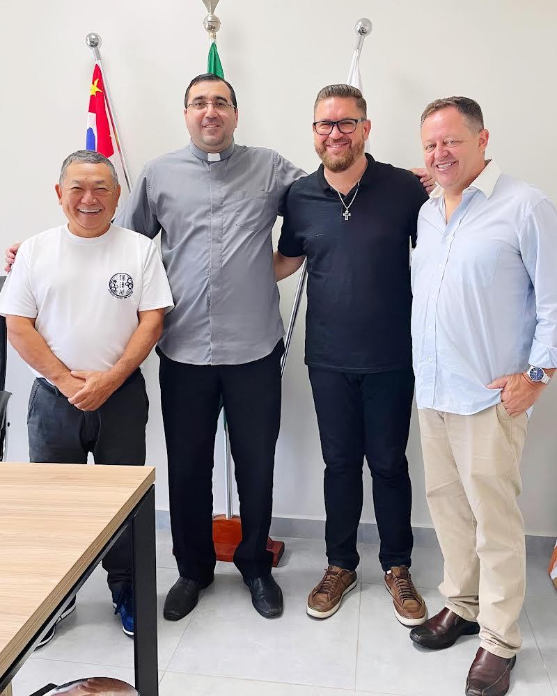 Doutor Sato, juntamente do Padre Douglas Pinheiro e autoridades locais, organiza encontro de jovens em Jandira