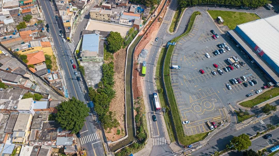 Jandira realiza canalização de córrego na divisa do bairro Vila Rolim