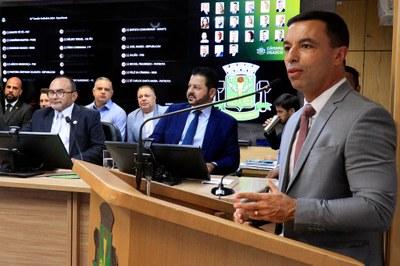 Prefeito anuncia maternidade e entrada da cidade primeira sessão do ano