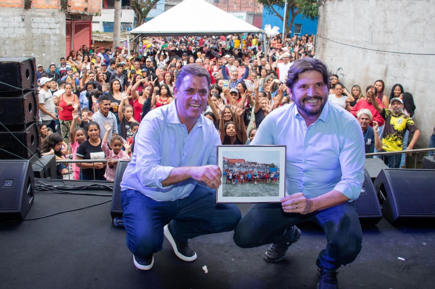 Ao lado do Deputado Estadual André do Prado o Prefeito Marcos Neves levou diversos benefícios para a Favela do Dema