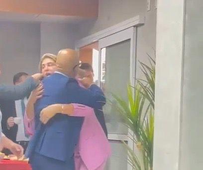 Após traição os vereadores Hélio Junior e Allan Miranda hostilizam e tentam intimidar o prefeito Rubens Furlan