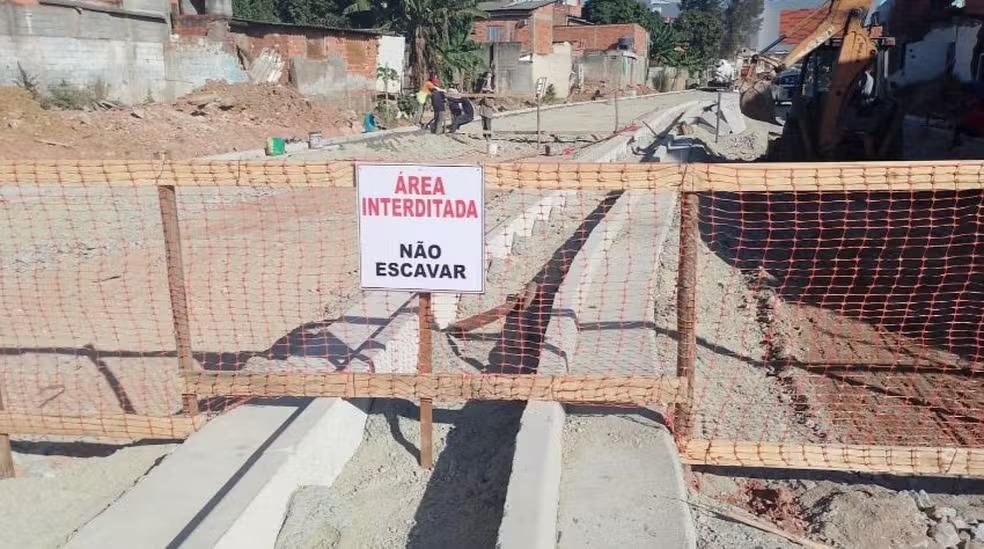 Prefeitura de Carapicuíba descumpre determinação do Iphan e asfalta área com achados arqueológicos