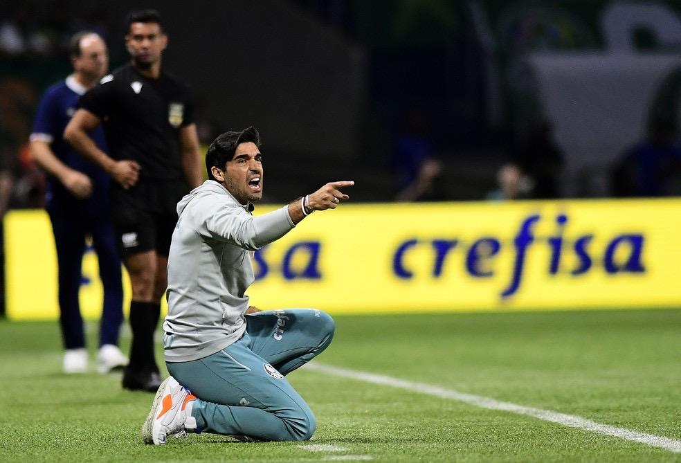 Abel se esquiva ao comentar troca por Gabigol e diz que conta com Dudu no Palmeiras