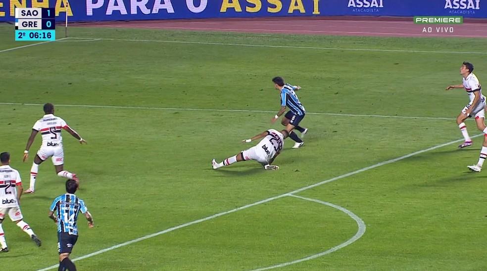 Alisson lesiona perna direita, assusta companheiros e preocupa o São Paulo