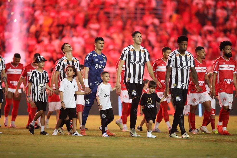 Análise: Santos tropeça, mas mantém 