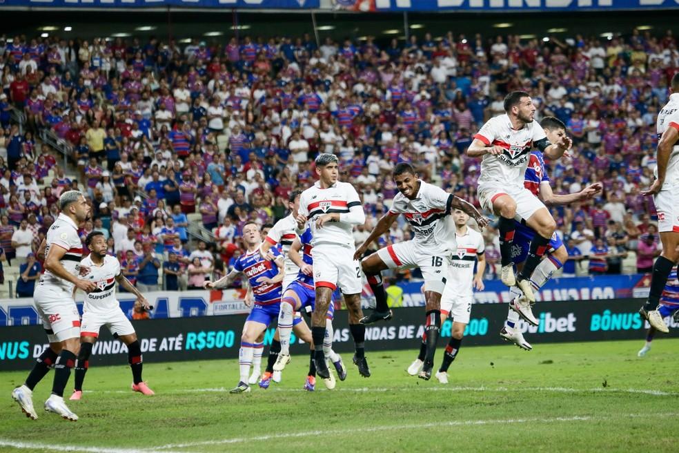 Análise: São Paulo sofre com time misto e indica futuro no Brasileirão