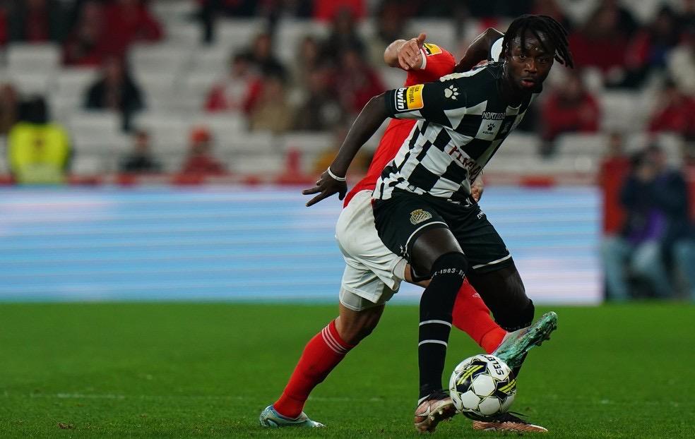 Atacante de Gâmbia na mira do Santos é filho de ídolo do Sevilla e fala português; conheça