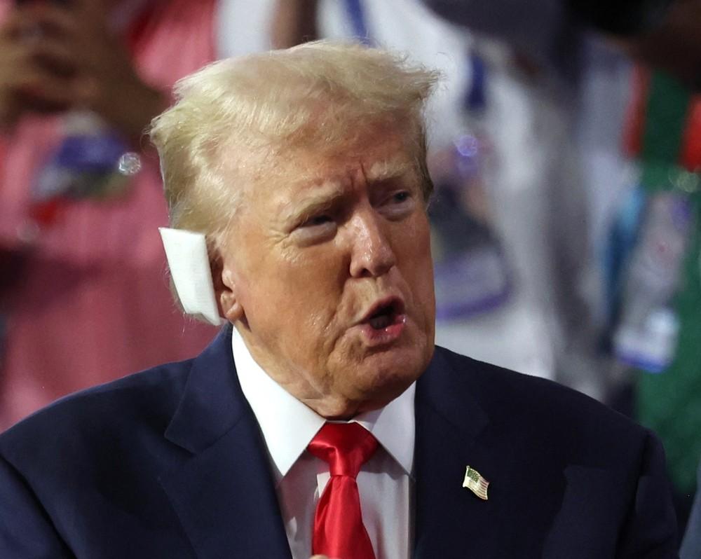 Com curativo na orelha, Trump faz primeira aparição pública após atentado em comício