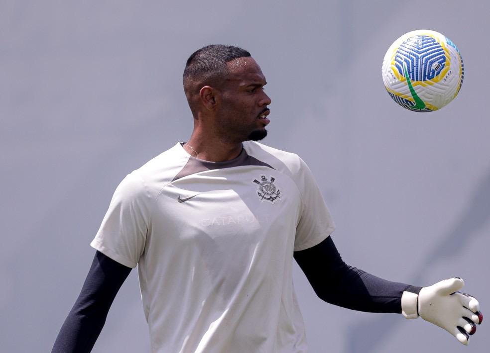 Corinthians aguarda pagamento da multa de Carlos Miguel para acelerar chegada de reforços