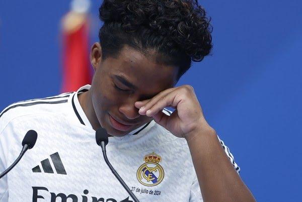 Endrick se emociona em apresentação com festa no Real Madrid