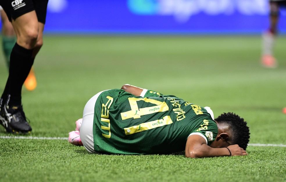 Estêvão sofre novo entorse no tornozelo e vira problema para o Palmeiras na Copa do Brasil