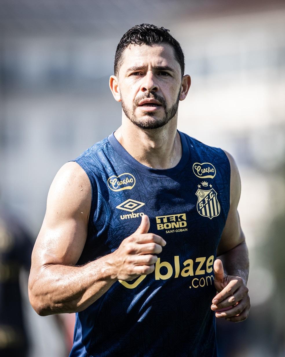 Giuliano avança em recuperação no Santos e pode ser novidade em jogo contra o Coritiba