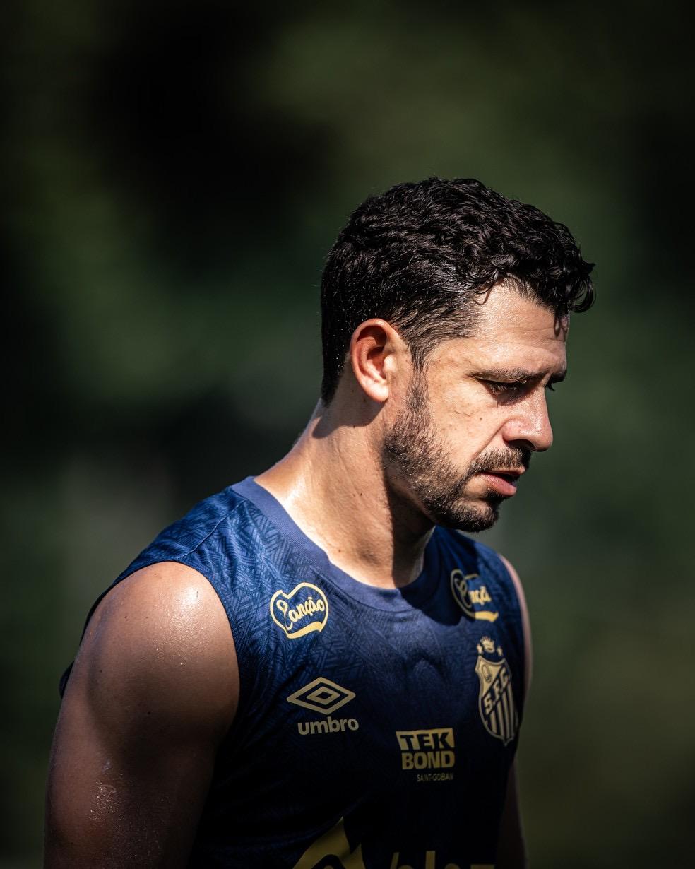 Giuliano sofre lesão na coxa direita e volta a desfalcar o Santos