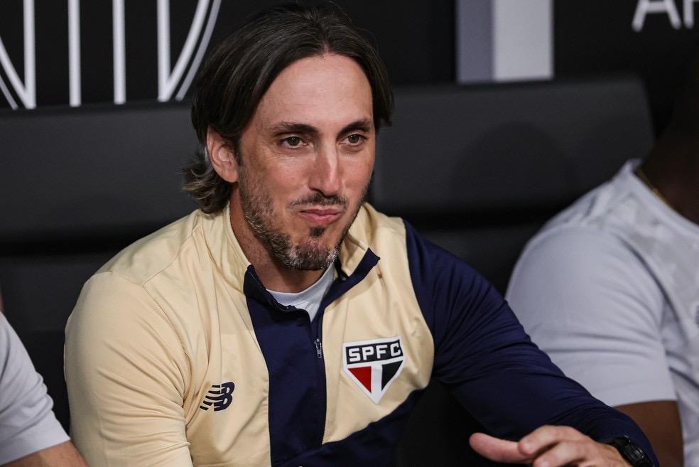 Irritado e sarcástico, Zubeldía protesta contra árbitro após derrota do São Paulo: 