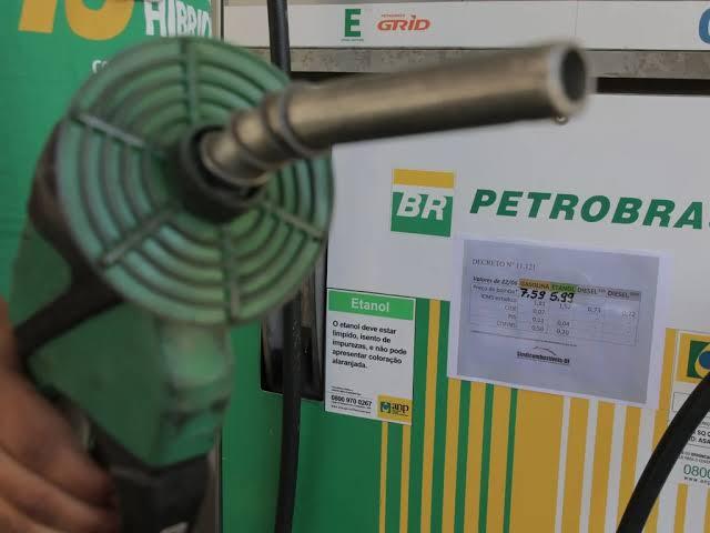 Mesmo com reajuste da gasolina, Petrobras ainda tem preços 10% abaixo do que o mercado internacional