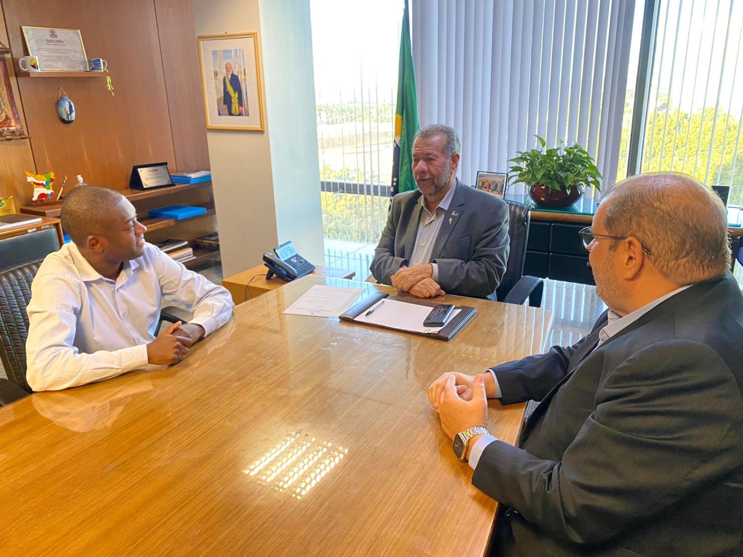 O Pré-candidato a Vereador em Carapicuíba, Diney Castilho, se reuniu com o Ministro da Previdência Social, Carlos Lupi